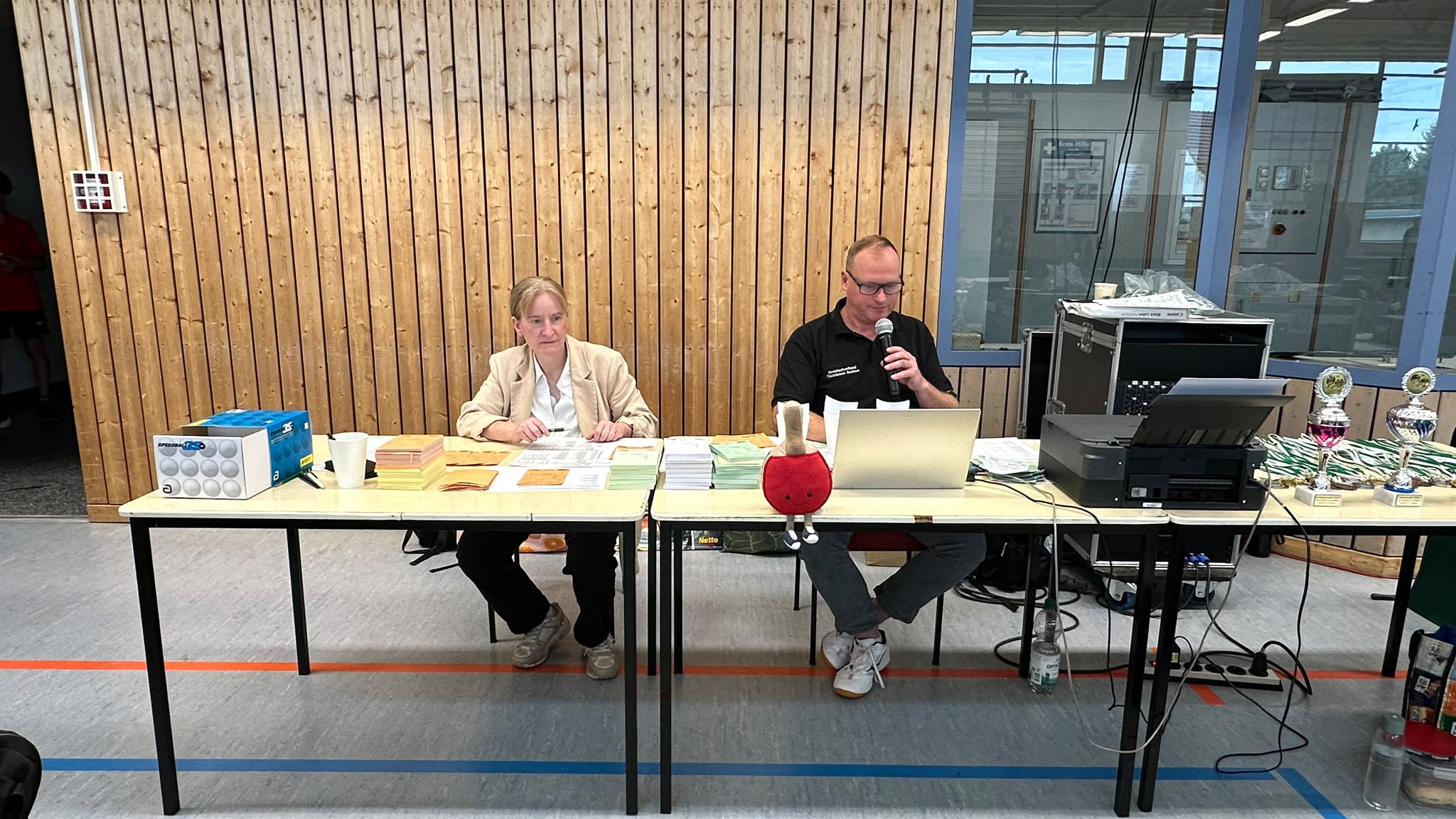 Kreiseinzelmeisterschaften 2026 - Turnierleitung mit dem Maskottchen vom MSV Bautzen 04 - Foto von Rick Liebscher